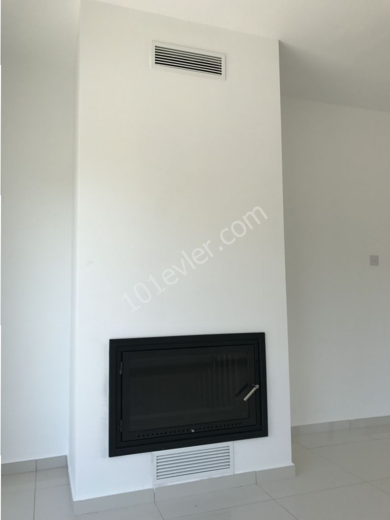 Çatalköyde 4+1 villa, Eşdeğer, denize 35 metre...Lüks...(Fiyat 260.000 stg den düşmüştür.)