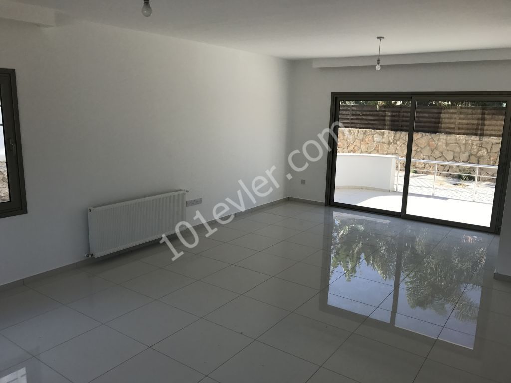 Çatalköyde 4+1 villa, Eşdeğer, denize 35 metre...Lüks...(Fiyat 260.000 stg den düşmüştür.)