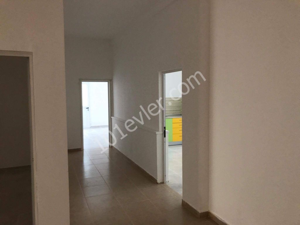 Güzelyurt merkezde( Özel klinik veya dersane için ideal) 7 ( en suit) odalı 500 m2 lik komple bina