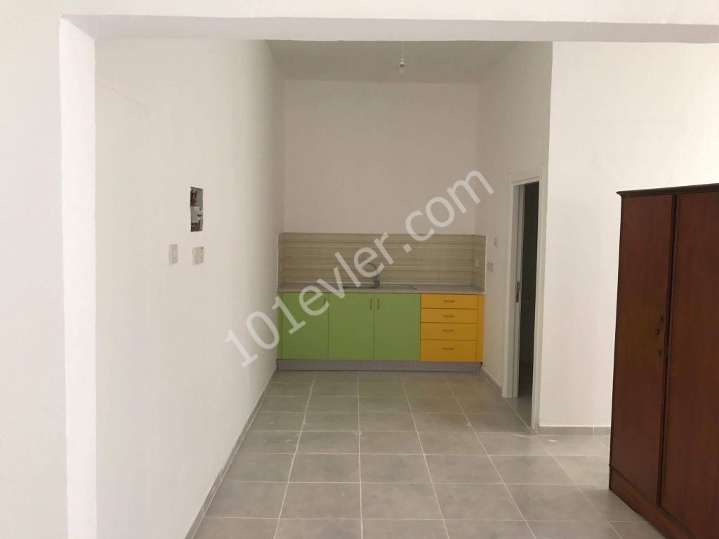 Güzelyurt merkezde( Özel klinik veya dersane için ideal) 7 ( en suit) odalı 500 m2 lik komple bina