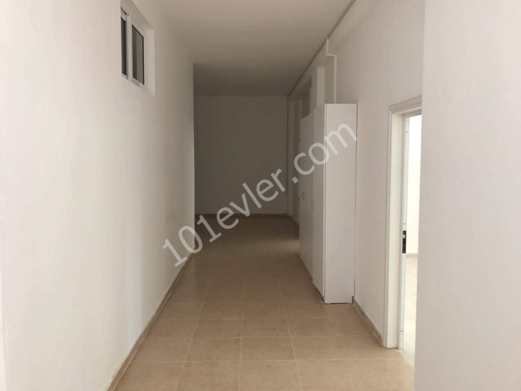 Güzelyurt merkezde( Özel klinik veya dersane için ideal) 7 ( en suit) odalı 500 m2 lik komple bina