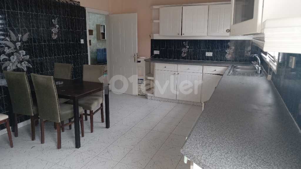 3+1 flat with garden for rent in the center of Kyrenia