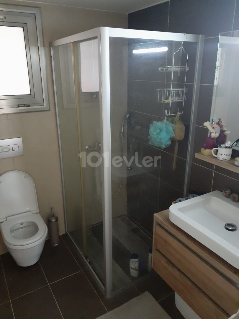 Zu verkaufen 2+1 Wohnung in Kyrenia Zentrum / 700 Gbp Mieteinnahmen