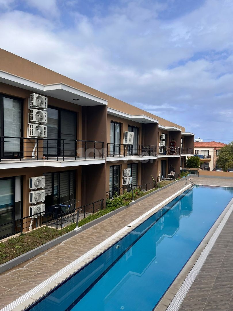 Luxuriöse, voll möblierte 2+1-Wohnung zur Miete auf einem Grundstück mit Pool in Doğanköy, Kyrenia