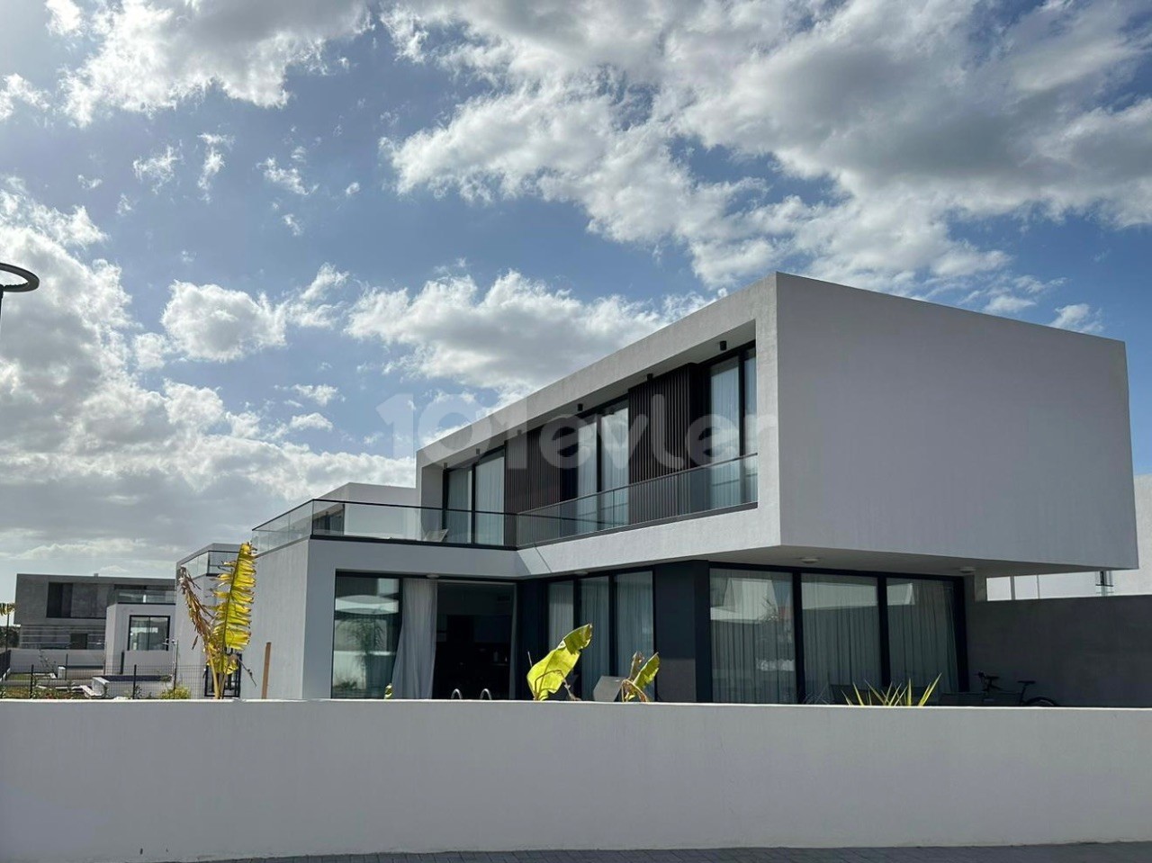 NEUE 3+1 VILLA MIT POOL ZU VERKAUFEN IN MAGUSA VOM MEER 