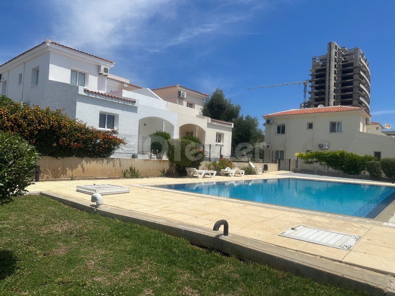 möblierte 3 + 1 Villa zum Verkauf mit Pool mit Meerblick auf der Mole vom Meer 