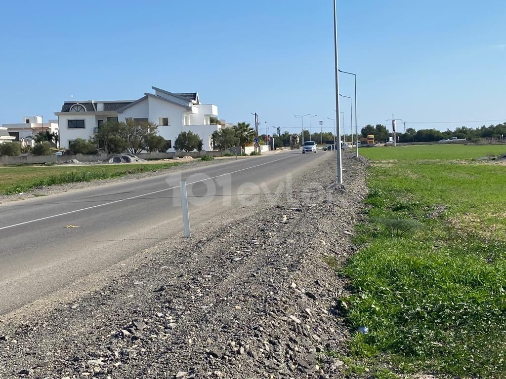 WIR BIETEN UNSER GRUNDSTÜCK ZUM VERKAUF AN, IN DER NÄHE DES NEU ERBAUTEN (LAISA) STANDORTES MIT 2 ÄRZTEN UND 2 EVLEK IN DER REGION İSKELE ÖTÜKEN MIT GOLDWERT, 80 METER VON DER HAUPTSTRAßE ENTFERNT.