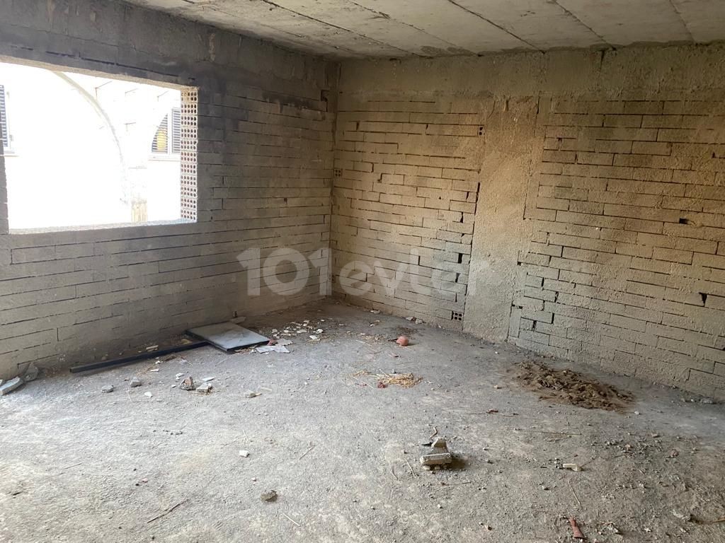 IN A WONDERFUL LOCATION IN MORMENEKŞEDE 650 M2 OF LAND IN 15 M2 OF PLASTERING IN THE LAND OF 650 M2 FOR SALE APARTMENT FOR SALE THAT WILL NOT LOOK LIKE PALACES WITH VERY LITTLE WORK LEFT FOR THE FINISH. ** 