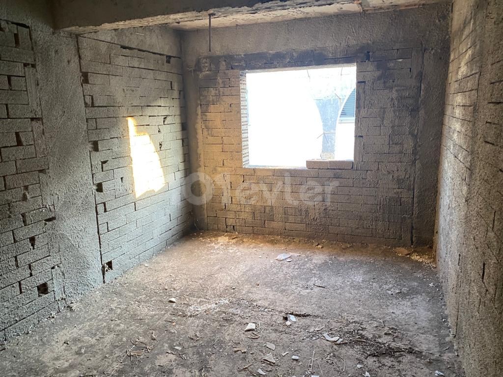 IN A WONDERFUL LOCATION IN MORMENEKŞEDE 650 M2 OF LAND IN 15 M2 OF PLASTERING IN THE LAND OF 650 M2 FOR SALE APARTMENT FOR SALE THAT WILL NOT LOOK LIKE PALACES WITH VERY LITTLE WORK LEFT FOR THE FINISH. ** 