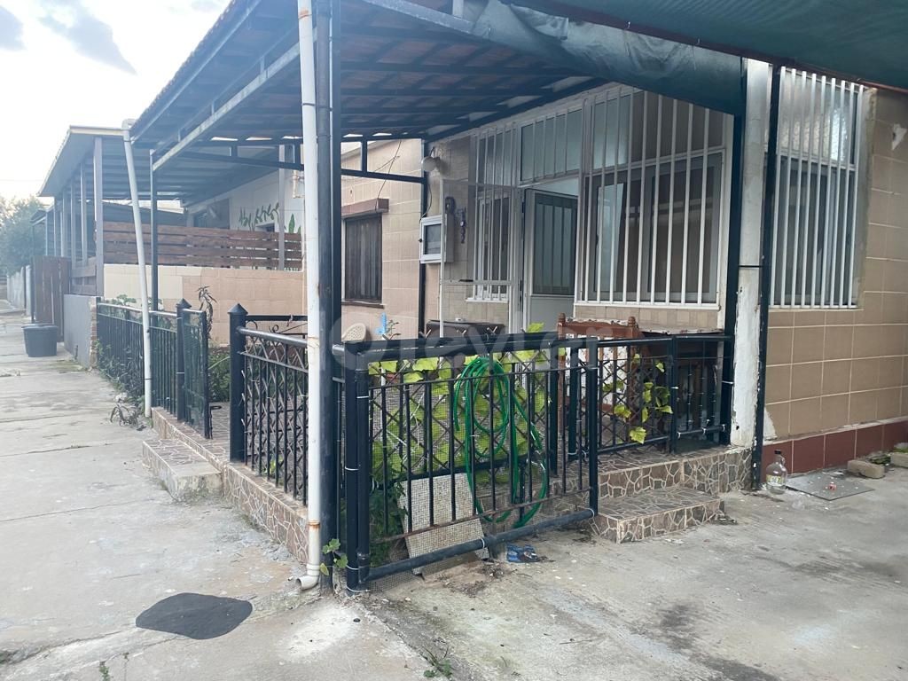 MAGOSA ECE UN 15 AĞUSTOZ BOULEVARD WITH DETACHED GARAGE, GARDEN AND BOLKON WITH 266 M2 TOTAL LAND WITH HALF FURNISHED AND OPEN TO BARTER FOR SALE WITH THE CONDITION OF BEING AN APARTMENT FLOOR