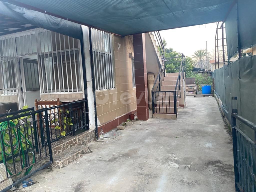 MAGOSA ECE UN 15 AĞUSTOZ BOULEVARD WITH DETACHED GARAGE, GARDEN AND BOLKON WITH 266 M2 TOTAL LAND WITH HALF FURNISHED AND OPEN TO BARTER FOR SALE WITH THE CONDITION OF BEING AN APARTMENT FLOOR