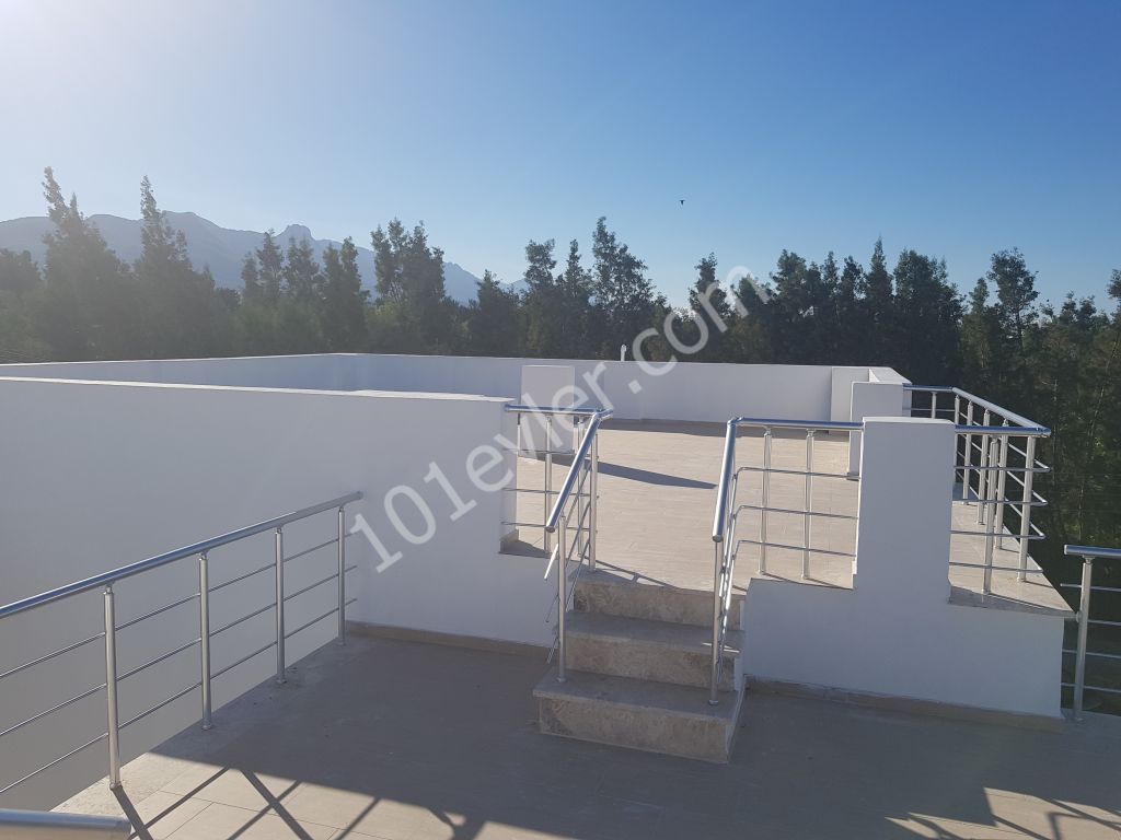 Girne Üniversitesi'ne yürüyüş mesafesinde 1 yatak odalı yeni bina yeni eşyalı kiralık .. 0533 871 14 90