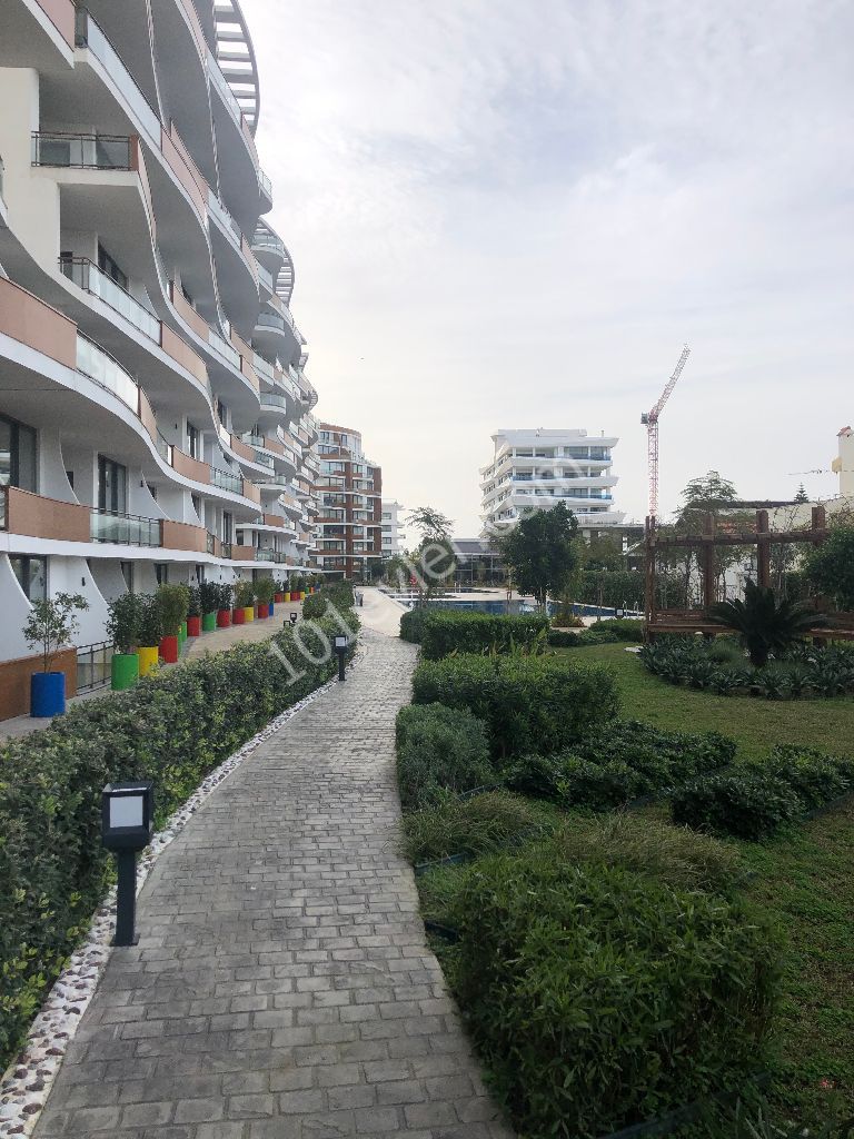 Girne'nin en gözde sitesinde Eşyalı 2 yatak odalı lüks kiralık daire aidat kiraya dahildir..