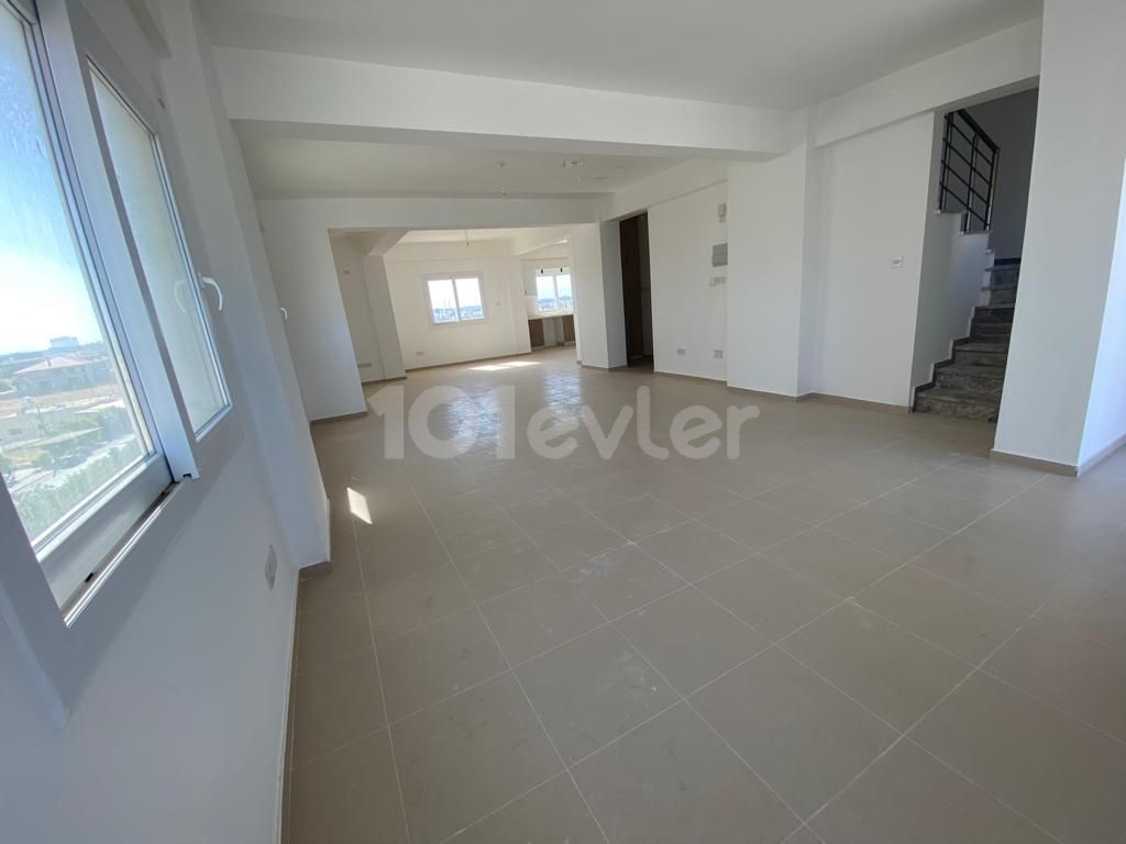 MAĞUSA YENİBOĞAZİÇİ'NDE SATILIK 3+1 (TÜRK KOÇANLI ) (211m2) PENTHOUSE