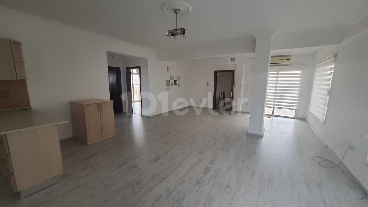 2+1 PENTHOUSE ZUM VERKAUF IM ZENTRUM VON FAMAGUSTA