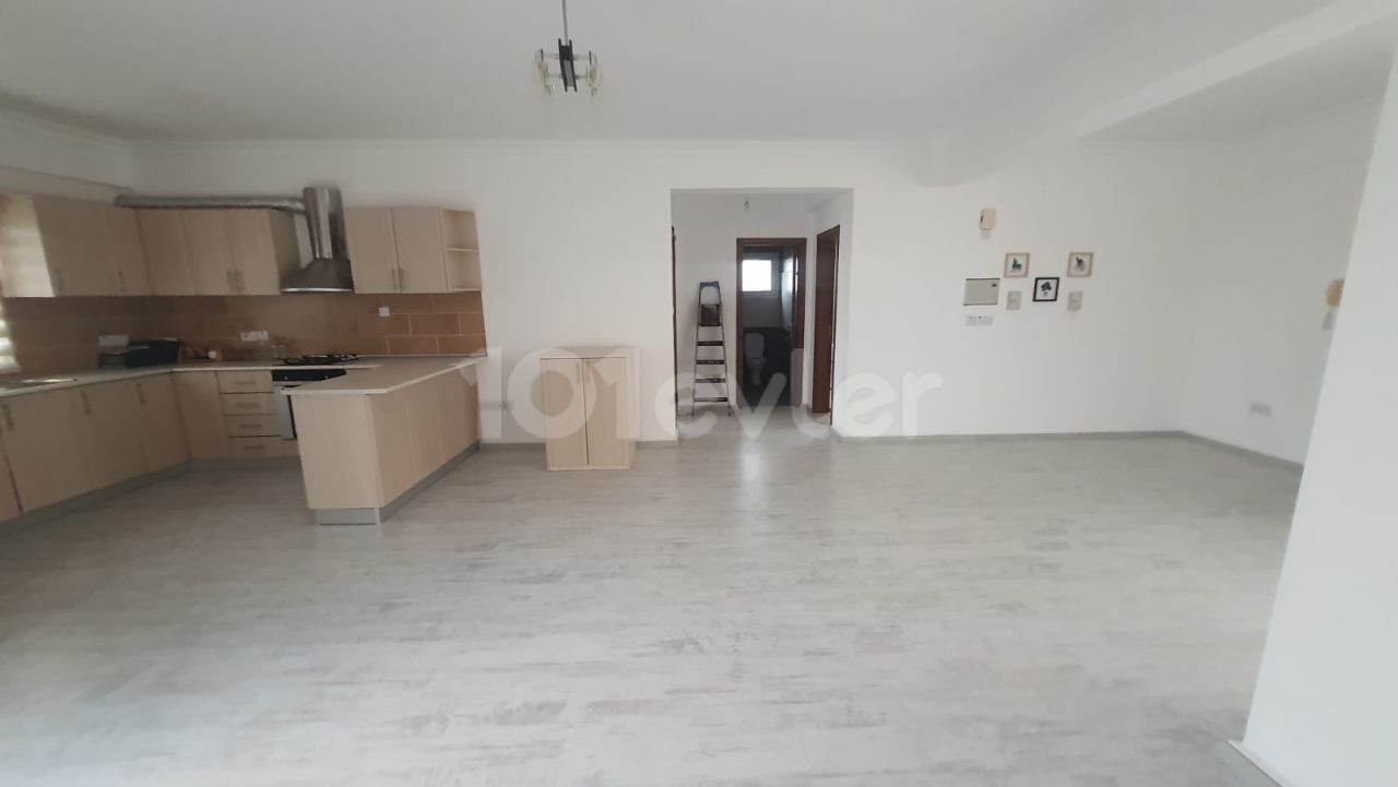 2+1 PENTHOUSE ZUM VERKAUF IM ZENTRUM VON FAMAGUSTA