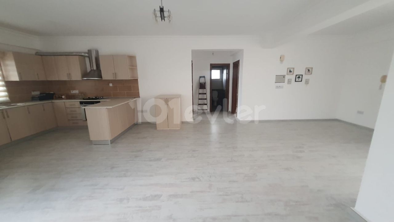 2+1 PENTHOUSE ZUM VERKAUF IM ZENTRUM VON FAMAGUSTA