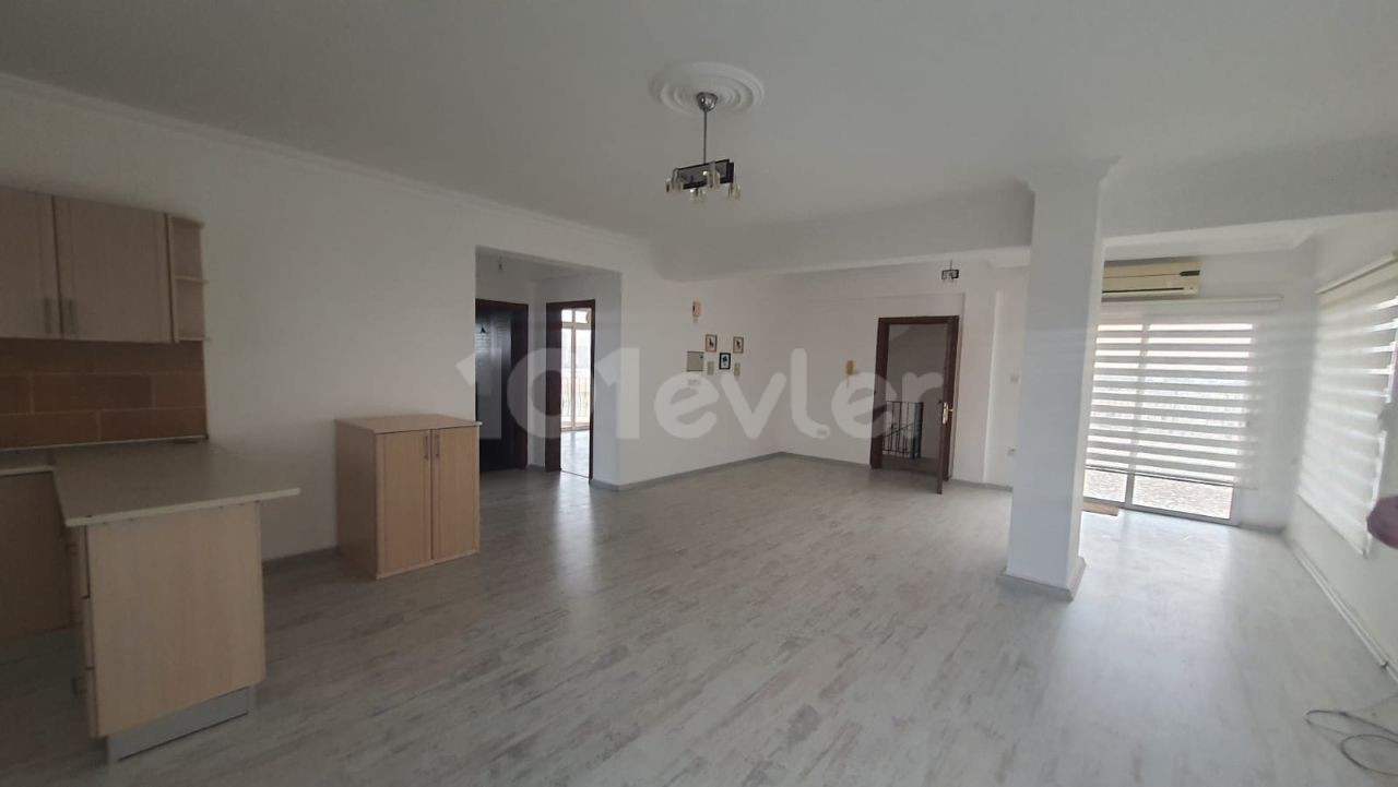 2+1 PENTHOUSE ZUM VERKAUF IM ZENTRUM VON FAMAGUSTA