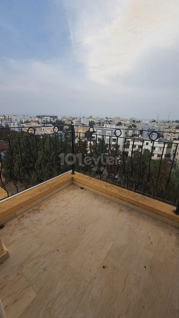 2+1 PENTHOUSE ZUM VERKAUF IM ZENTRUM VON FAMAGUSTA