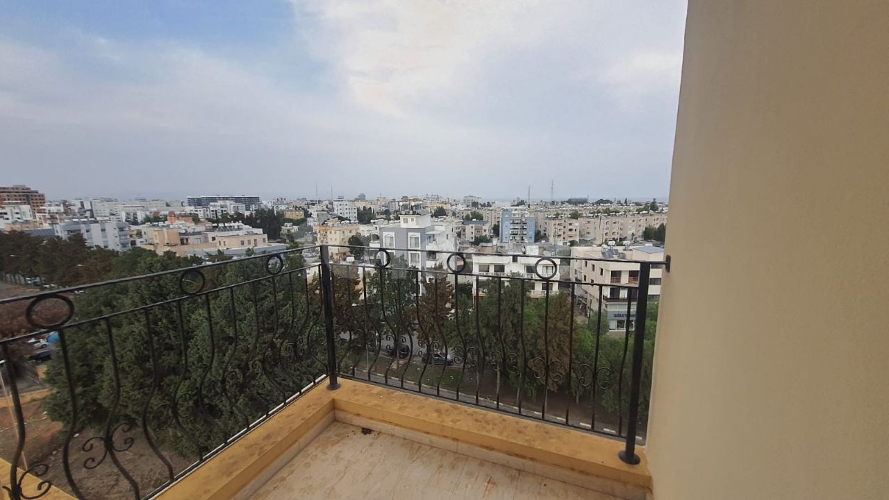 2+1 PENTHOUSE ZUM VERKAUF IM ZENTRUM VON FAMAGUSTA