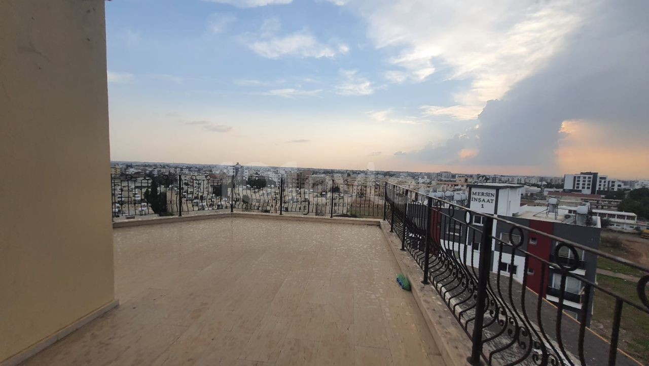 2+1 PENTHOUSE ZUM VERKAUF IM ZENTRUM VON FAMAGUSTA