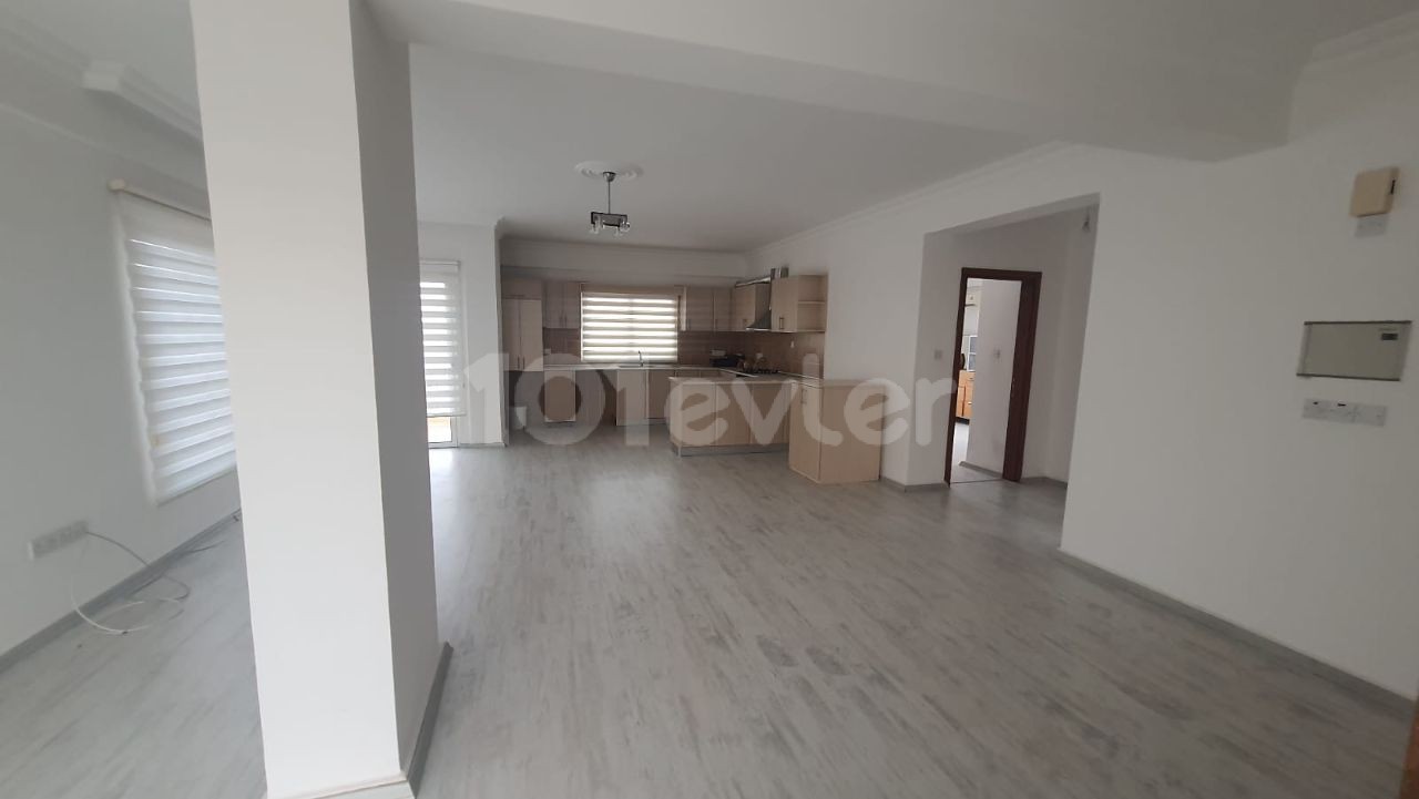 2+1 PENTHOUSE ZUM VERKAUF IM ZENTRUM VON FAMAGUSTA