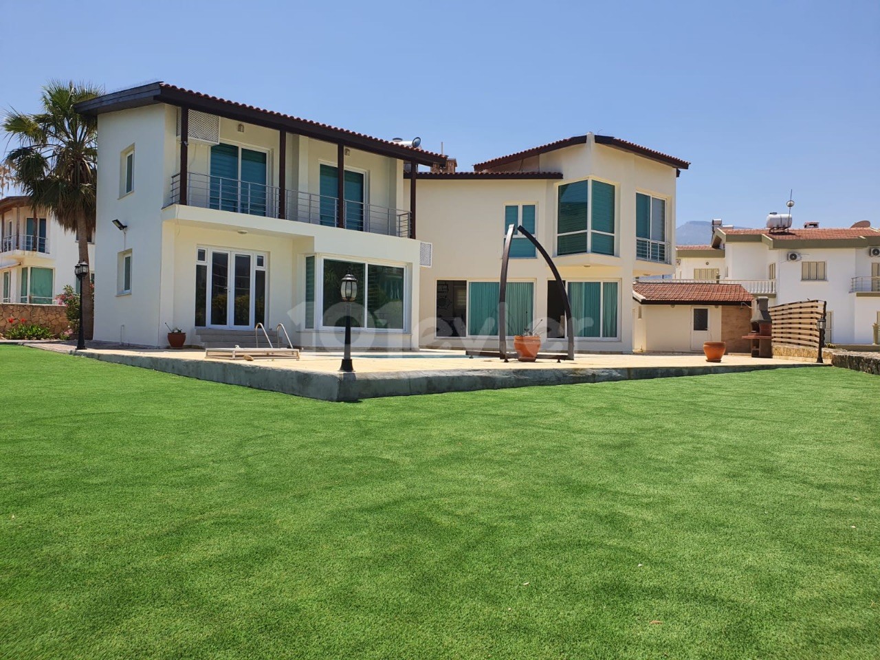 Girne Çatalköy’de Satılık Villa | Denize 15 mt Mesafede|1300 m2 Bakımlı Bahçe|Özel Havuz