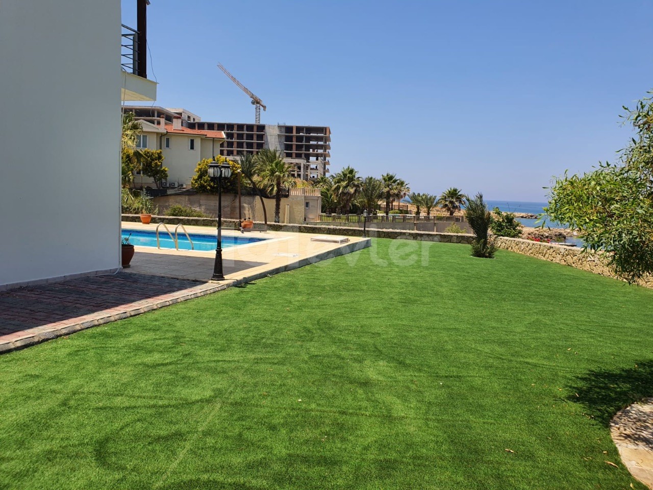 Girne Çatalköy’de Satılık Villa | Denize 15 mt Mesafede|1300 m2 Bakımlı Bahçe|Özel Havuz