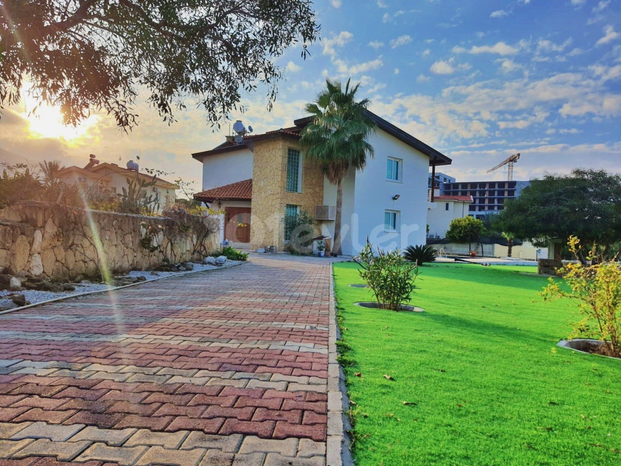 Girne Çatalköy’de Satılık Villa | Denize 15 mt Mesafede|1300 m2 Bakımlı Bahçe|Özel Havuz