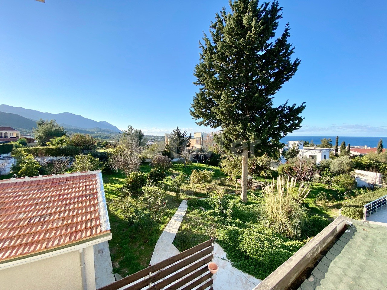 Kyrenia Edremit / sehr gepflegte 4+1 Villa zu vermieten / Pool / 3400m2 Garten ** 