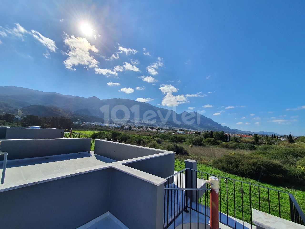 Kyrenia Alsancak / Berg Meerblick / günstige Preise / 1km vom Meer / Mit Dachterrasse ** 