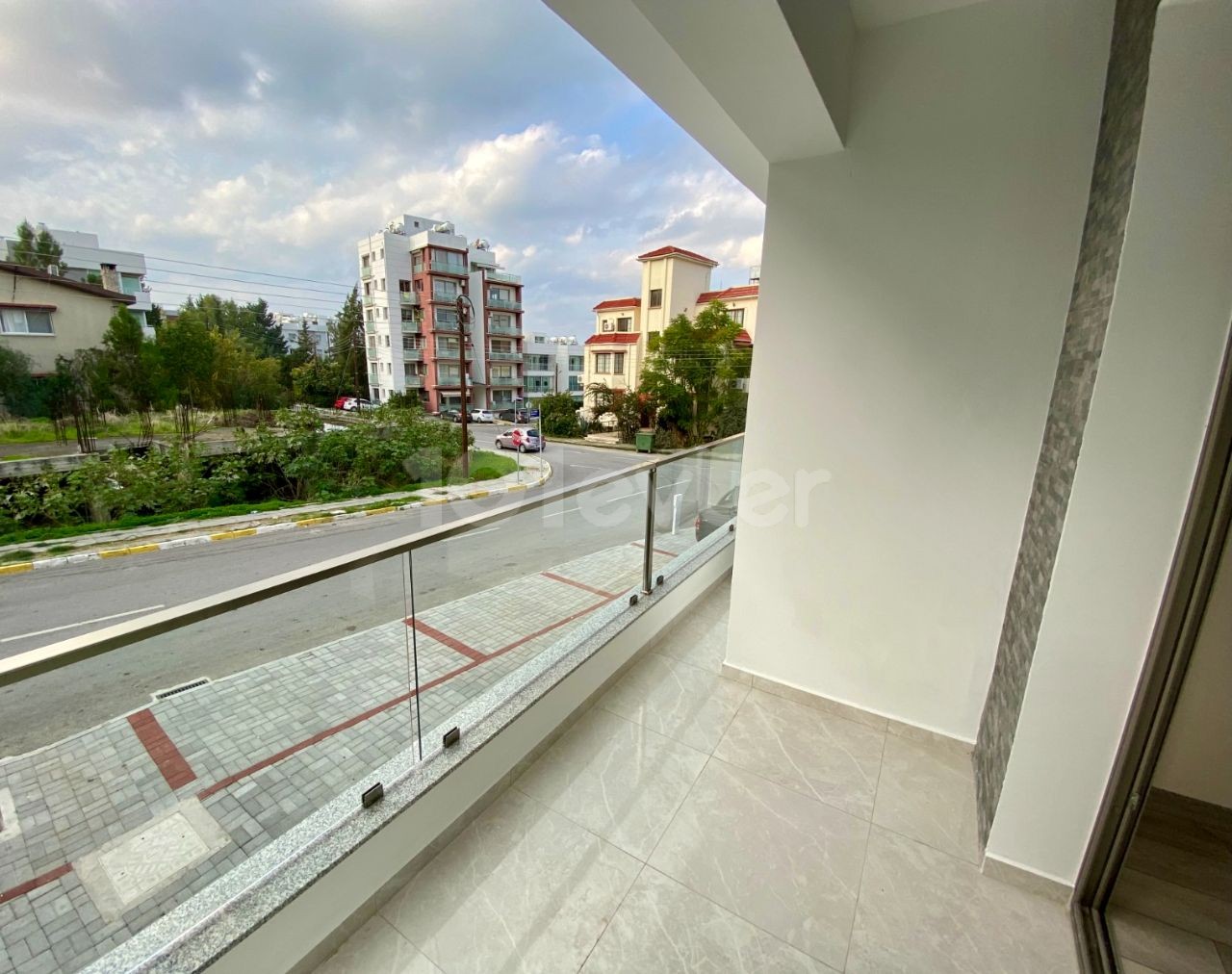 Апартаменты "1+1" с балконом | в центре Кирении | В нескольких минутах ходьбы от всех удобств ** 