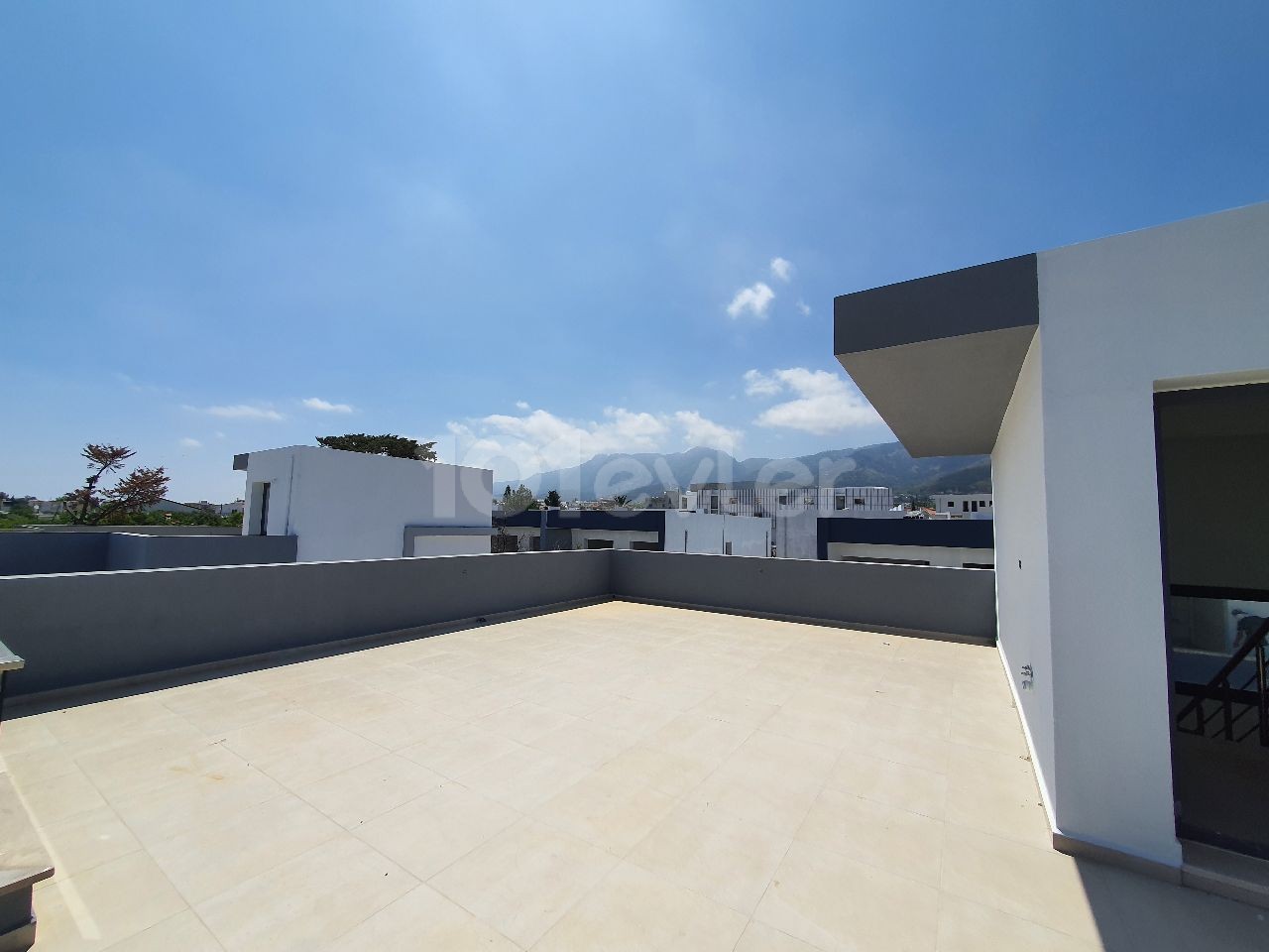 Girne Alsancak | Denize 1 KM | Dağ Deniz Manzaralı | Bahceli Villa