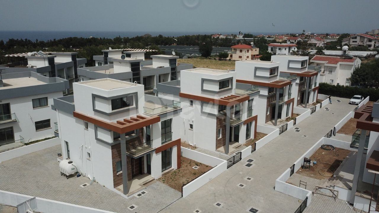 Girne Alsancak | Denize 1 KM | Dağ Deniz Manzaralı | Bahceli Villa