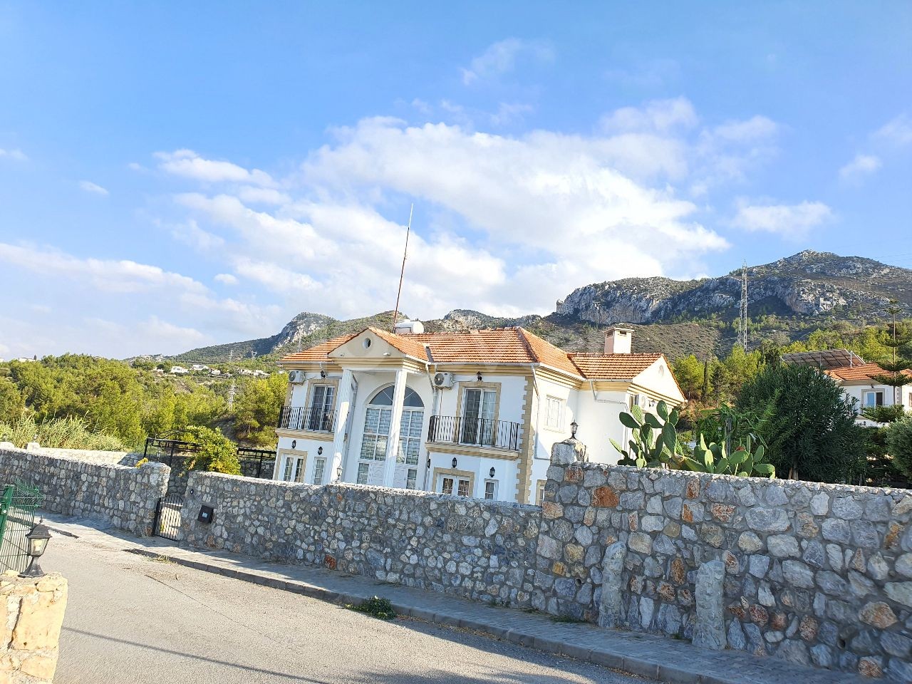 Girne Bellapais; Bahçeli, Eşyalı, Havuzlu Villa