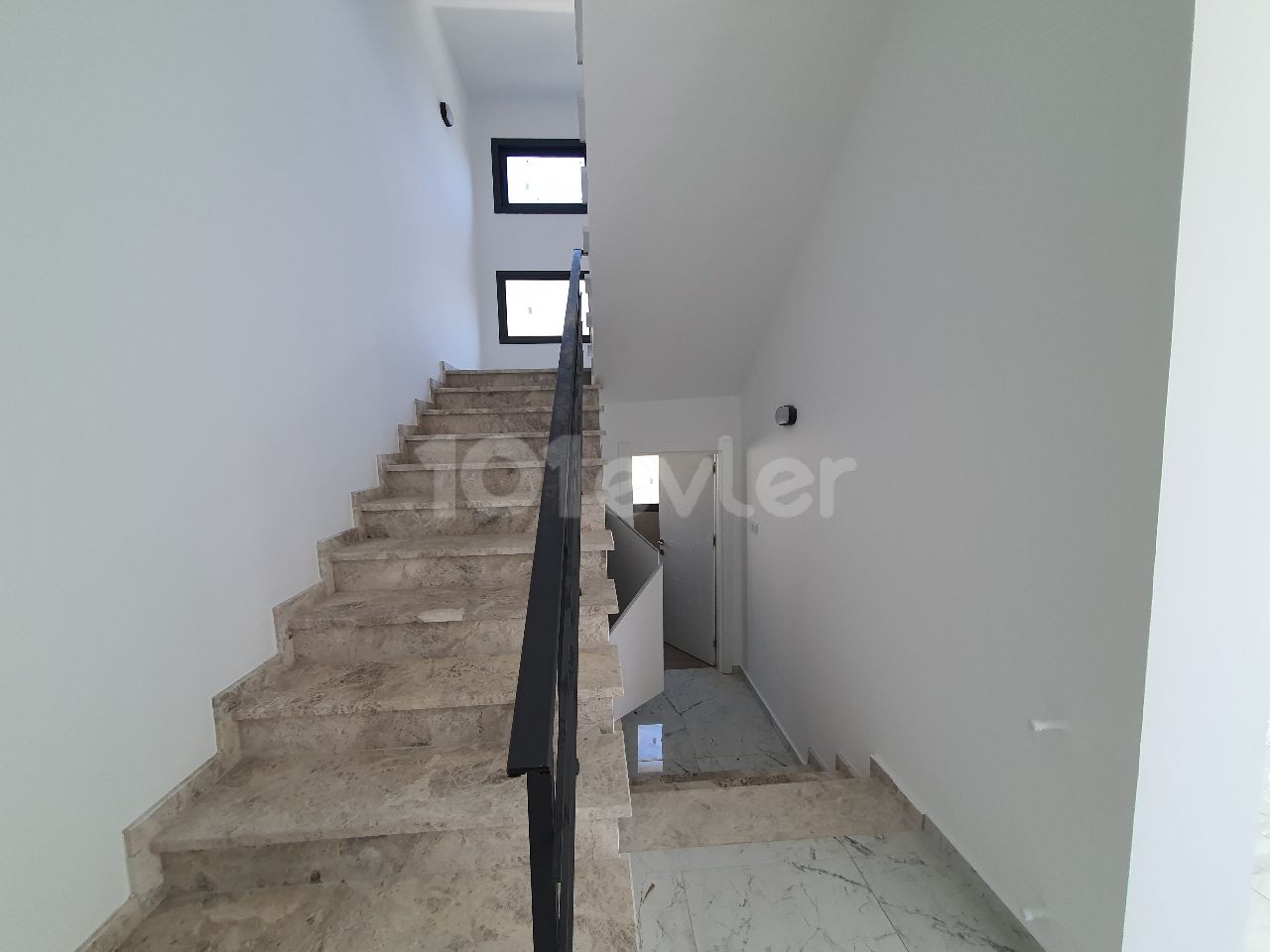 Girne Alsancak; Ortak Havuzlu Sitede, Bahceli, Teraslı, Full Eşyalı Villa