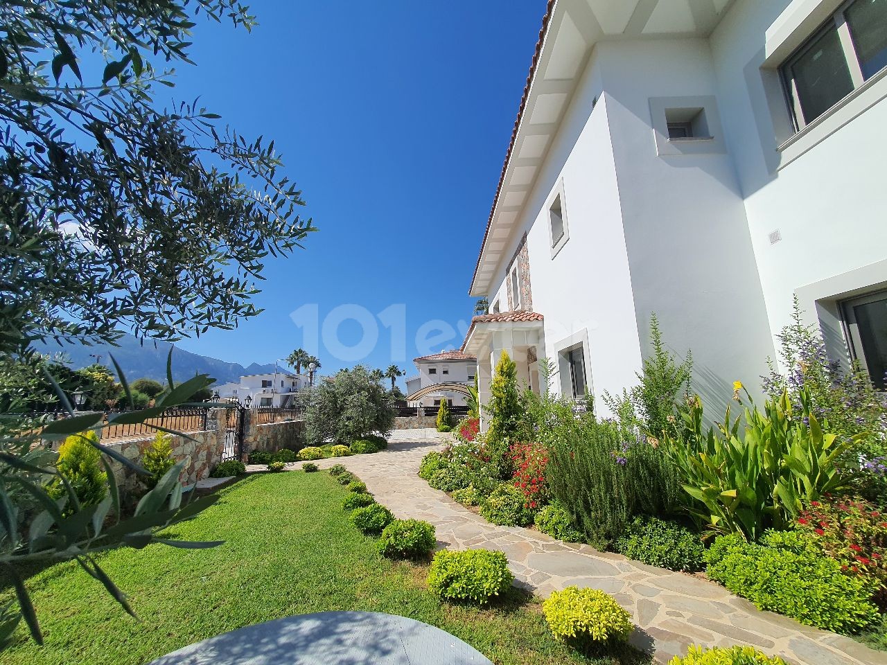 In Der Nähe Von Alsancak Merit Hotel, In Fantastischer Lage, 1552 M2 Innen; Villa Mit Meerblick ** 