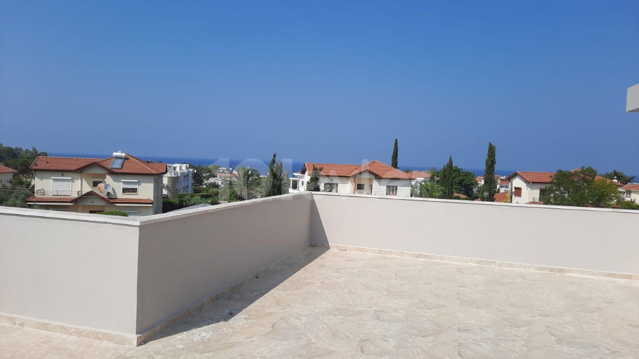 Girne Merit Royal Circle Apartment mit Grill, Blick auf die Berge und das Meer, Terrasse