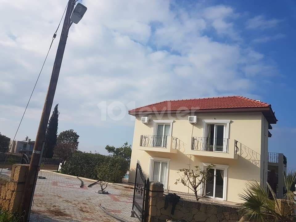 Girne Karşıyaka; Önü Kapanmaz Deniz Manzaralı, 1 Dnm İçerisinde Villa