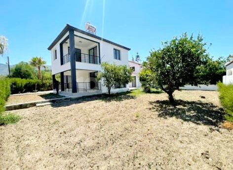 Girne Alsancak ; Merit Crystal Otel Civarı, 4 Yatak Odalı, Bahceli Villa