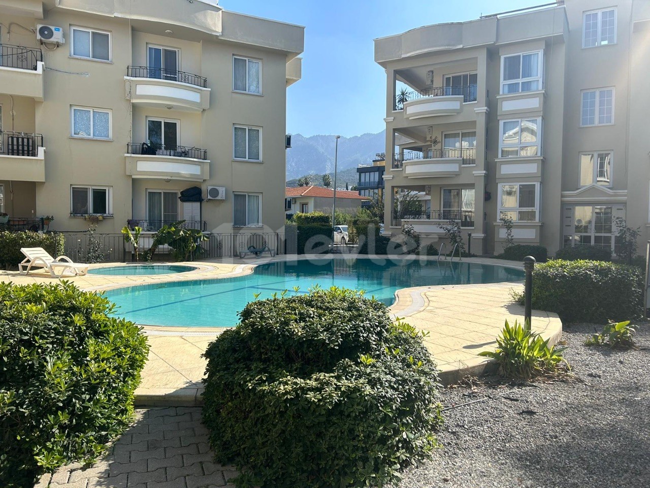 Kyrenia Alsancak; Apartment mit Poolblick und großem Balkon in Anlage mit Gemeinschaftspool