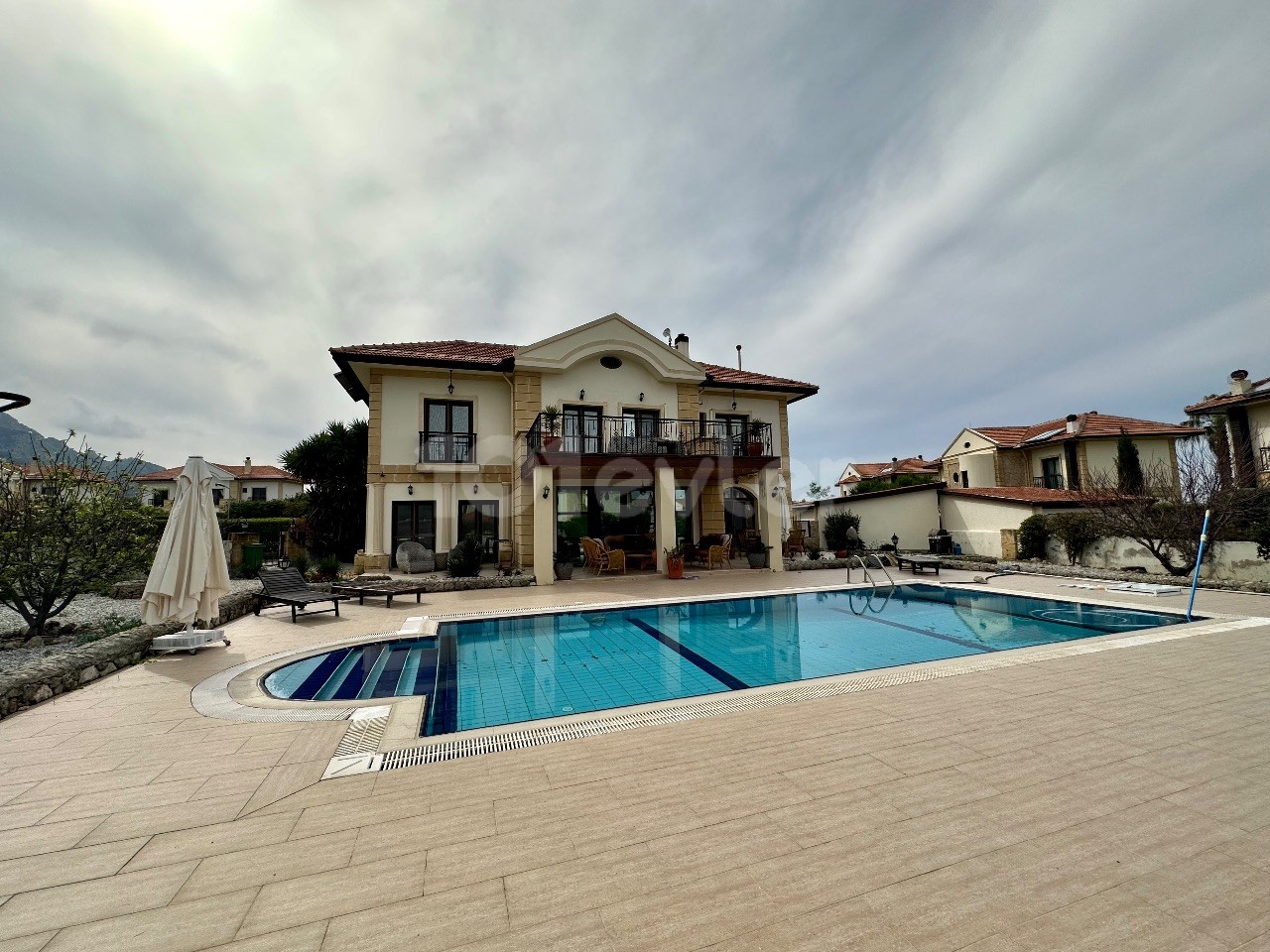 Kyrenia Lapta; In einer herrlichen Lage, Blick auf die Berge und das Meer, voll möblierte moderne Villa