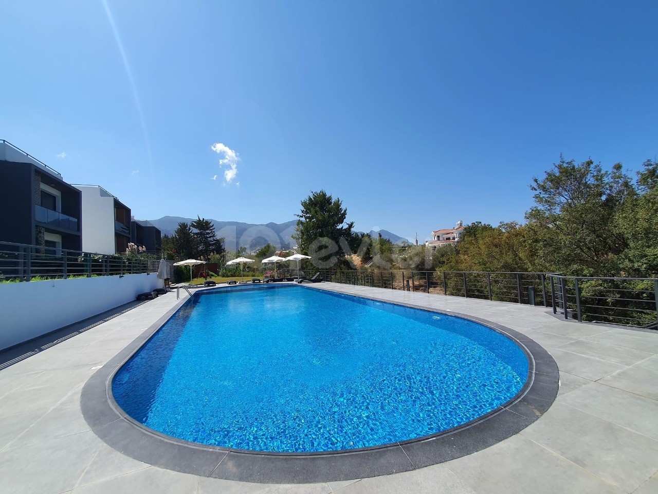 Kyrenia Alsancak; Vollständig möblierte Villa mit Blick auf die Berge und das Meer in einem Komplex mit Gemeinschaftspool