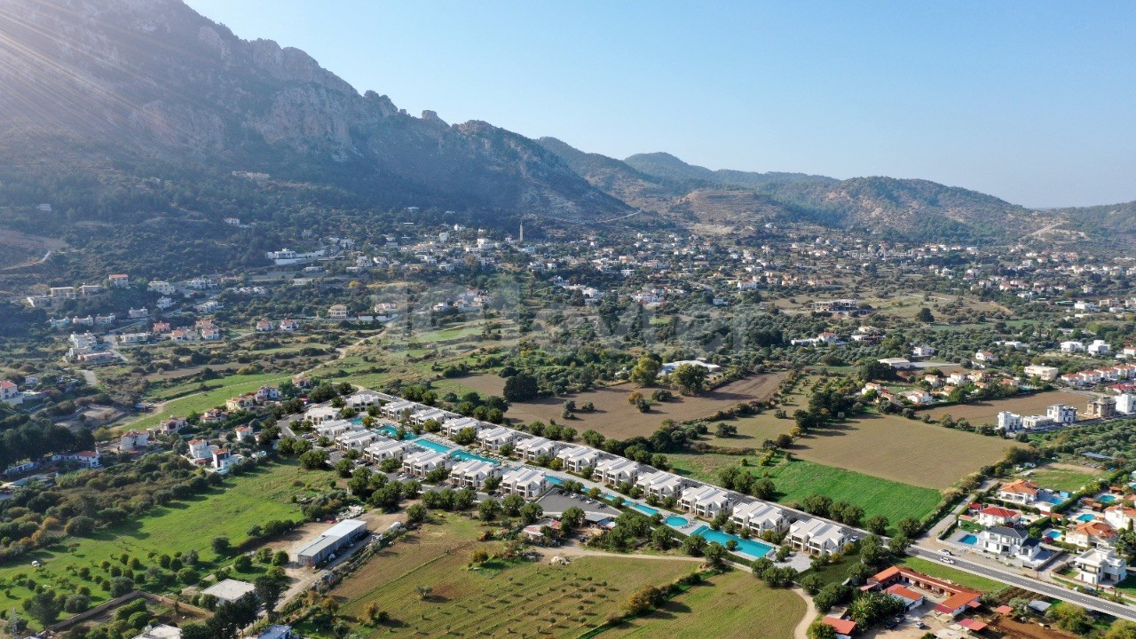 Girne Lapta; Dağ Deniz Manzaralı,  Türk Koçanlı! Teraslı 1+1 Daireler. Lansman Fiyatları İle!!!