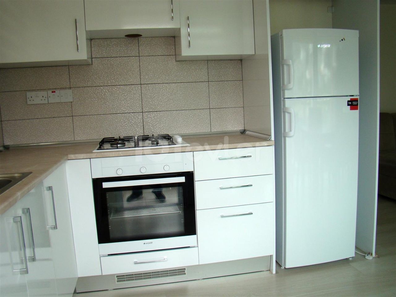 GİRNE MERKEZDE SATILIK YARI EŞYALI  2+1 DAİRE