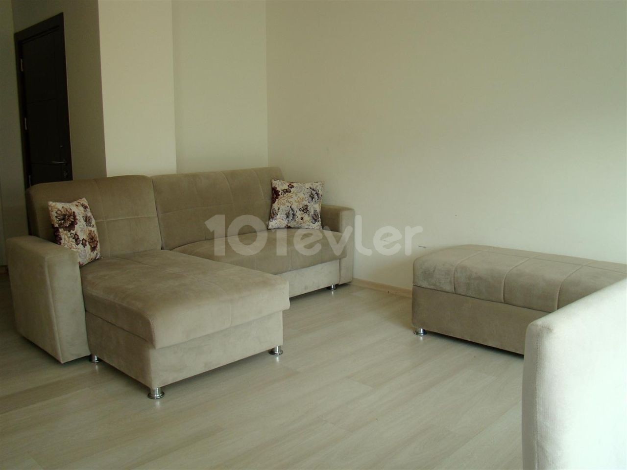 GİRNE MERKEZDE SATILIK YARI EŞYALI  2+1 DAİRE