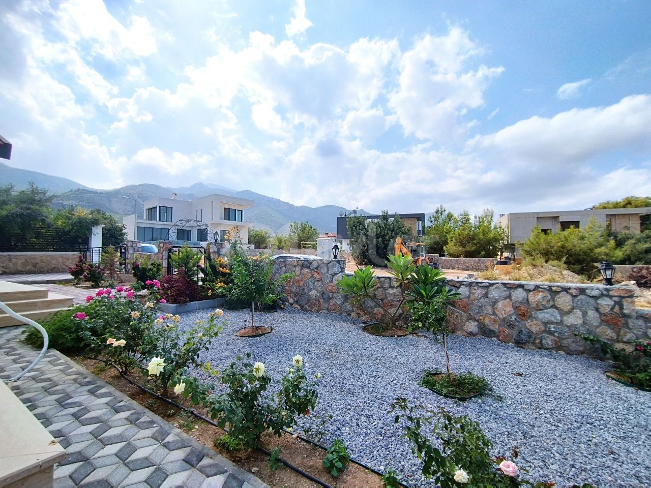 Kyrenia Çatalköy 4 + 1 Villa for Sale with Magnificent Architecture ** 