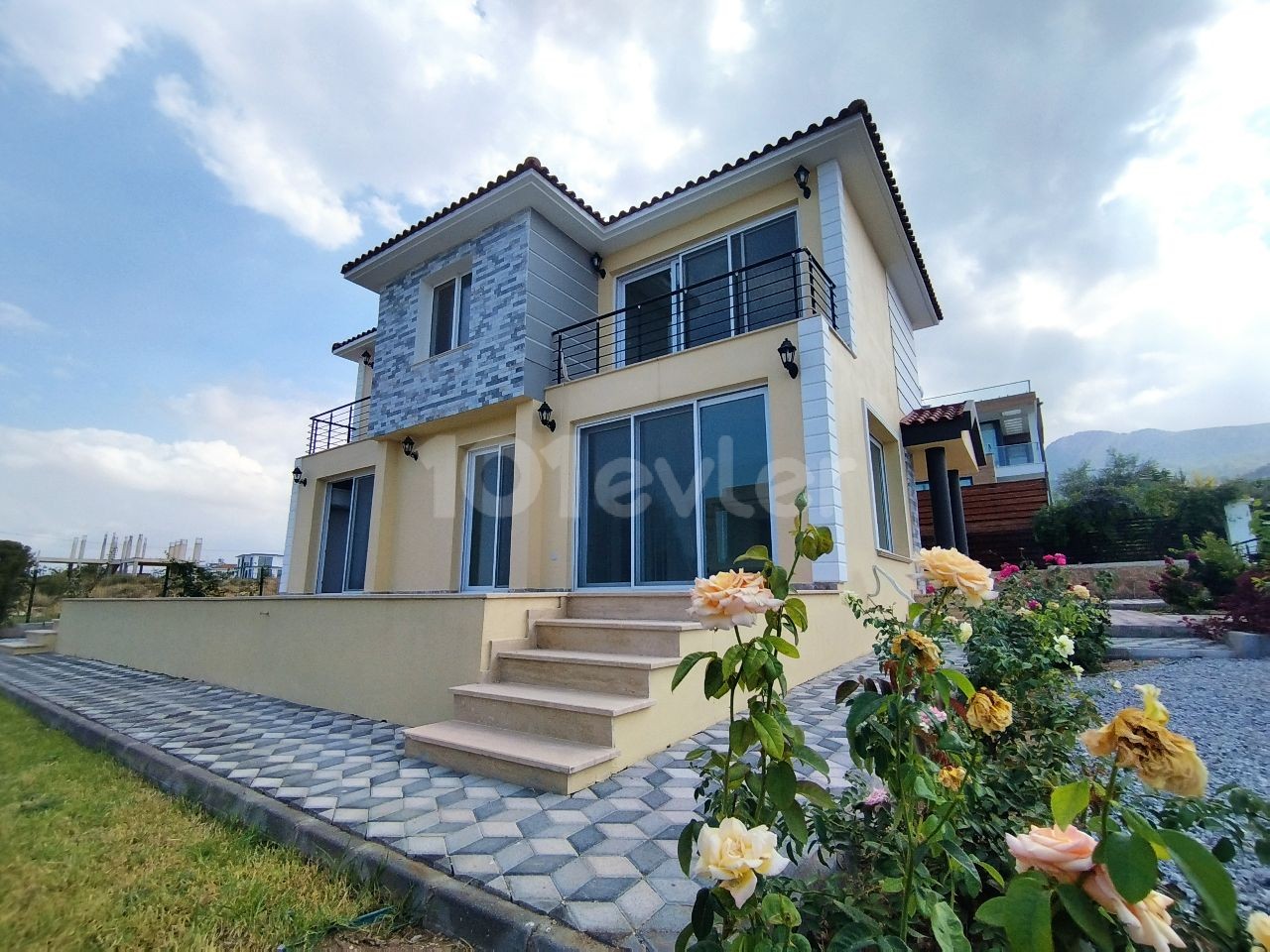 Kyrenia Çatalköy 4 + 1 Villa for Sale with Magnificent Architecture ** 