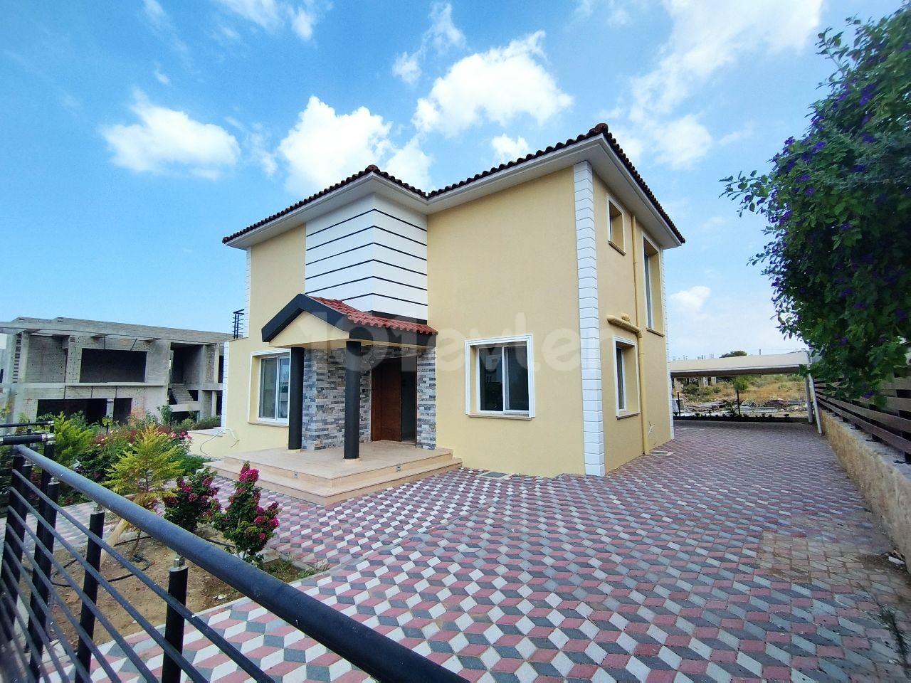 Kyrenia Çatalköy 4 + 1 Villa for Sale with Magnificent Architecture ** 