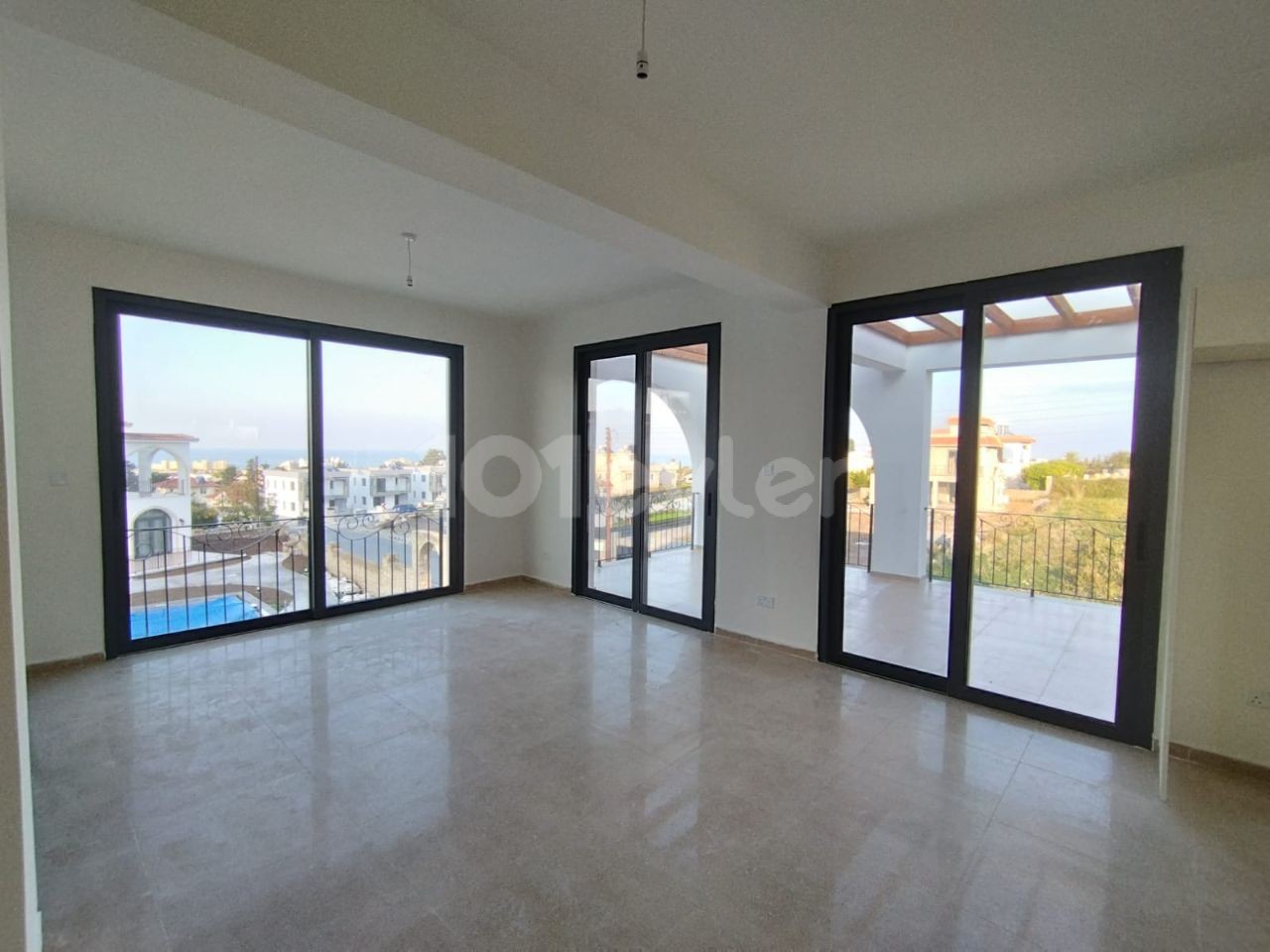 Girne Alsancak Havuzlu Site İçerisinde Satılık 2+1 Penthouse